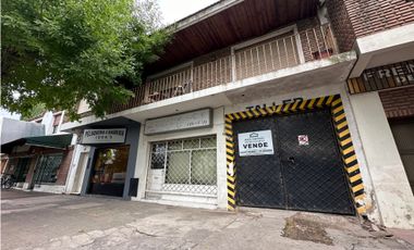 Inmueble con amplio lote sobre Rivadavia