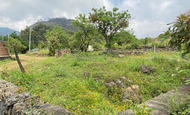 Terreno en venta en Tepoztlán Morelos, delimitado con pequeña barda y cisterna