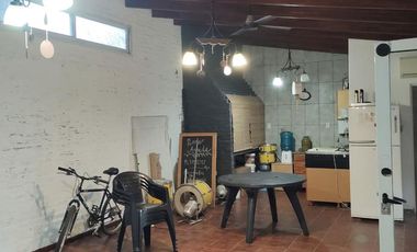 Casa  3 dormitorios, quincho y pileta en Ibarlucea