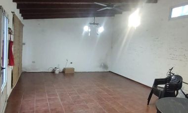 Casa  3 dormitorios, quincho y pileta en Ibarlucea