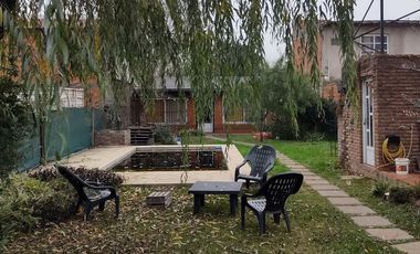 Casa  3 dormitorios, quincho y pileta en Ibarlucea
