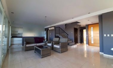 Casa en Venta 5 ambientes Barrio El Canton Norte a laguna y con pileta - AMUEBLADA!