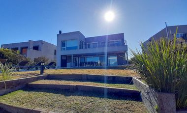 Casa en Venta 5 ambientes Barrio El Canton Norte a laguna y con pileta - AMUEBLADA!