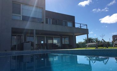 Casa en Venta 5 ambientes Barrio El Canton Norte a laguna y con pileta - AMUEBLADA!