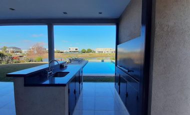 Casa en Venta 5 ambientes Barrio El Canton Norte a laguna y con pileta - AMUEBLADA!