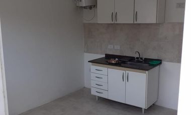 Departamento en alquiler de 2 dormitorios, baño, cocina comedor, termotanque eléctrico, con entrada para auto compartida y patio compartido, a media c