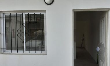 Departamento en alquiler de 2 dormitorios, baño, cocina comedor, termotanque eléctrico, con entrada para auto compartida y patio compartido, a media c