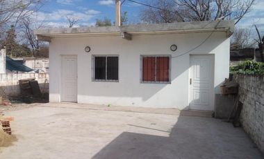 Departamento en alquiler de 2 dormitorios, baño, cocina comedor, termotanque eléctrico, con entrada para auto compartida y patio compartido, a media c