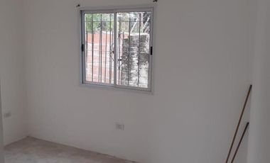 Departamento en alquiler de 2 dormitorios, baño, cocina comedor, termotanque eléctrico, con entrada para auto compartida y patio compartido, a media c