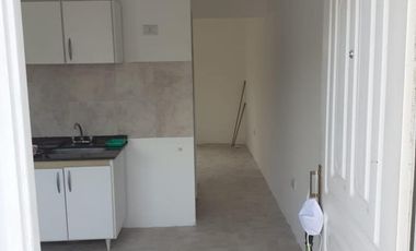 Departamento en alquiler de 2 dormitorios, baño, cocina comedor, termotanque eléctrico, con entrada para auto compartida y patio compartido, a media c