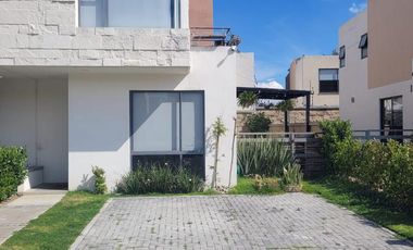 Casa en VENTA en fraccionamiento Villas del Campo en Calimaya, Estado de México, modelo Capri con cuarto de servicio y baño completo