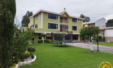 Propiedad Rentera con 2 Casas, salón de eventos, y local en Conocoto, Los Chillos
