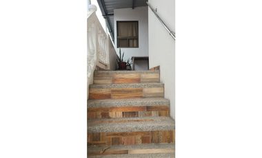 En venta hermosa casa familiar en zona comercial