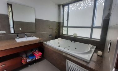 casa en arriendo/venta en toscana. Cod V933