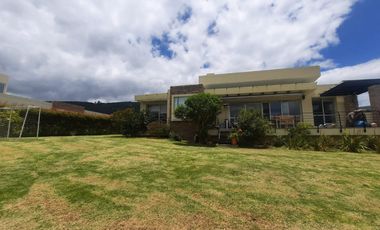 casa en arriendo/venta en toscana. Cod V933