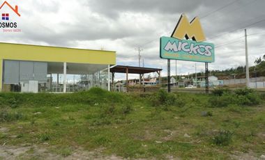 Venta de local comercial con terreno en Otavalo sector Pinsaqui, 1921 m2