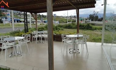 Venta de local comercial con terreno en Otavalo sector Pinsaqui, 1921 m2
