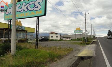 Venta de local comercial con terreno en Otavalo sector Pinsaqui, 1921 m2
