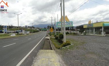Venta de local comercial con terreno en Otavalo sector Pinsaqui, 1921 m2