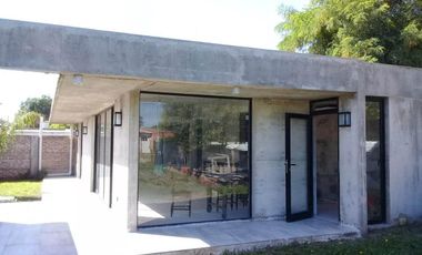 VENTA O PERMUTA Casa concepto moderno, integramente de hormigon, patio y parrilla terreno ppio
