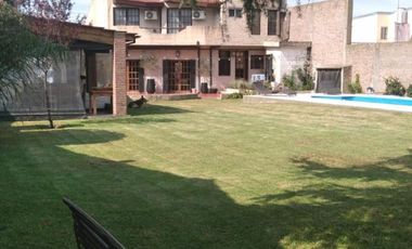 EXCELENTE CASA QUINTA AMPLIO LOTE Y HERMOSO JARDIN  .