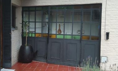 EXCELENTE CASA QUINTA AMPLIO LOTE Y HERMOSO JARDIN  .