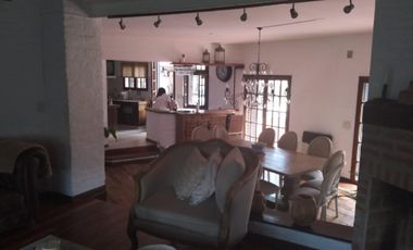 EXCELENTE CASA QUINTA AMPLIO LOTE Y HERMOSO JARDIN  .