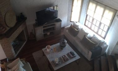 EXCELENTE CASA QUINTA AMPLIO LOTE Y HERMOSO JARDIN  .