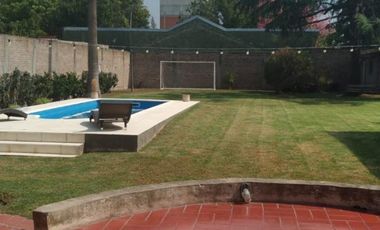 EXCELENTE CASA QUINTA AMPLIO LOTE Y HERMOSO JARDIN  .