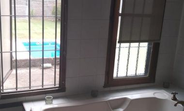 EXCELENTE CASA QUINTA AMPLIO LOTE Y HERMOSO JARDIN  .