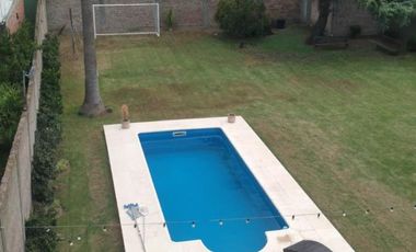 EXCELENTE CASA QUINTA AMPLIO LOTE Y HERMOSO JARDIN  .