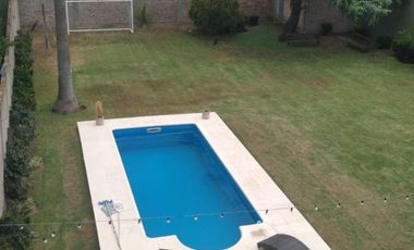 EXCELENTE CASA QUINTA AMPLIO LOTE Y HERMOSO JARDIN  .