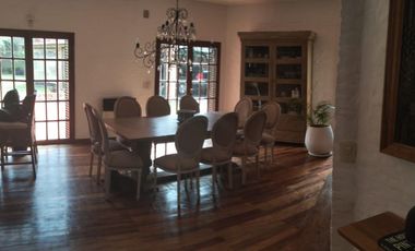 EXCELENTE CASA QUINTA AMPLIO LOTE Y HERMOSO JARDIN  .