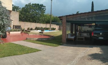 EXCELENTE CASA QUINTA AMPLIO LOTE Y HERMOSO JARDIN  .