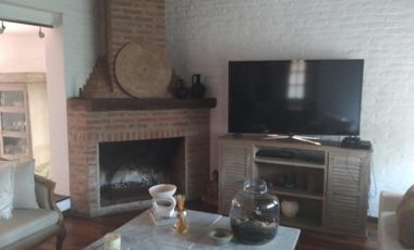 EXCELENTE CASA QUINTA AMPLIO LOTE Y HERMOSO JARDIN  .