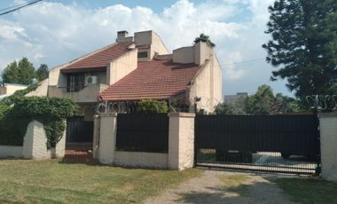 EXCELENTE CASA QUINTA AMPLIO LOTE Y HERMOSO JARDIN  .