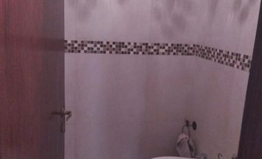 EXCELENTE CASA QUINTA AMPLIO LOTE Y HERMOSO JARDIN  .