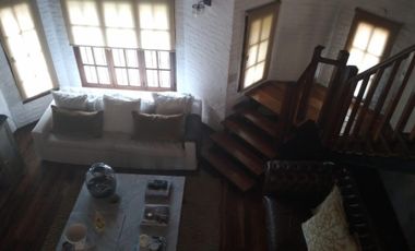 EXCELENTE CASA QUINTA AMPLIO LOTE Y HERMOSO JARDIN  .