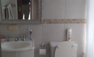 EXCELENTE CASA QUINTA AMPLIO LOTE Y HERMOSO JARDIN  .