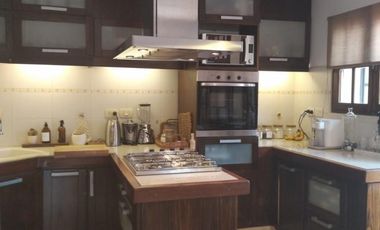 EXCELENTE CASA QUINTA AMPLIO LOTE Y HERMOSO JARDIN  .