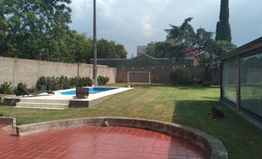 EXCELENTE CASA QUINTA AMPLIO LOTE Y HERMOSO JARDIN  .