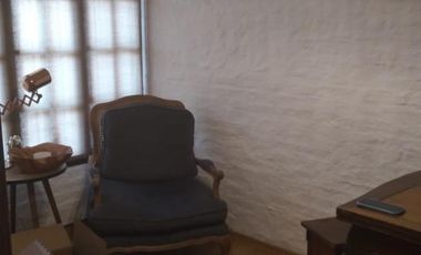 EXCELENTE CASA QUINTA AMPLIO LOTE Y HERMOSO JARDIN  .