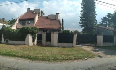 EXCELENTE CASA QUINTA AMPLIO LOTE Y HERMOSO JARDIN  .
