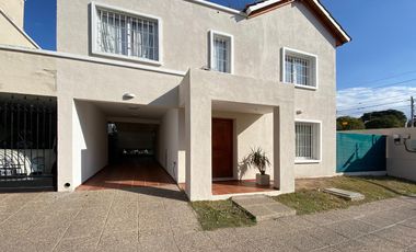 Duplex seguro de 3 dormitorios  a la venta en housing del Rio en barrio Las Rosas