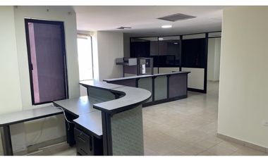 SE ARRIENDA OFICINA EN EL EDIFICIO CENTRO EJECUTIVO, SANTA MARTA