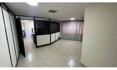 SE ARRIENDA OFICINA EN EL EDIFICIO CENTRO EJECUTIVO, SANTA MARTA
