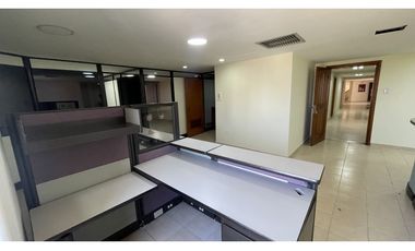 SE ARRIENDA OFICINA EN EL EDIFICIO CENTRO EJECUTIVO, SANTA MARTA