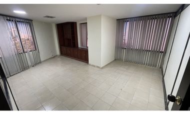 SE ARRIENDA OFICINA EN EL EDIFICIO CENTRO EJECUTIVO, SANTA MARTA