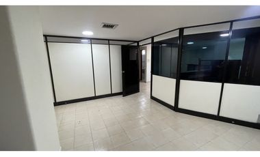 SE ARRIENDA OFICINA EN EL EDIFICIO CENTRO EJECUTIVO, SANTA MARTA