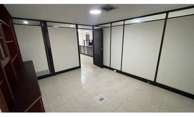 SE ARRIENDA OFICINA EN EL EDIFICIO CENTRO EJECUTIVO, SANTA MARTA